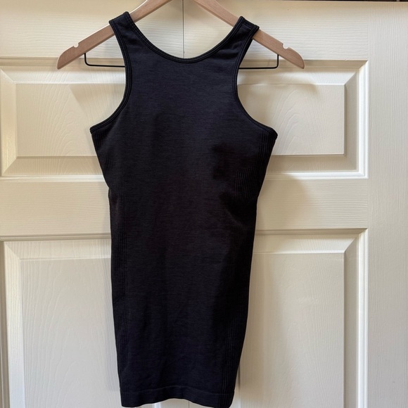 Lululemon Seamlessly Covered Ribbed Yoga Tank with built in bra Women’s size 6 - Picture 3 of 11